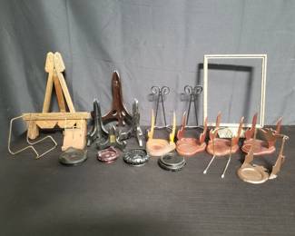 Lot # : 342 - Box of wood, metal, and plastic easels
