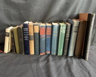 Lot # : 413 - Group of vintage books (box)
