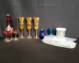 Lot # : 411 - Box of various glass art pieces
