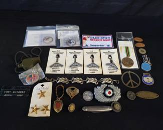 Lot # : 319 - Group of pins and key chains
