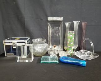 Lot # : 318 - Box of glass table decorations
