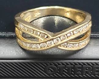 Lot # : 112 - 14k gold and diamond ring
