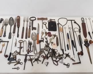 Lot # : 333 - Box of miscellaneous; flatware, keys, etc.
