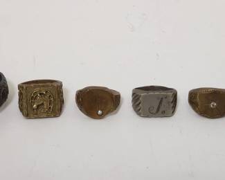 Lot # : 63 - Group of metal rings 
