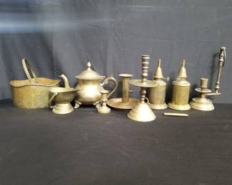 Lot # : 409 - Box of miscellaneous brass items
