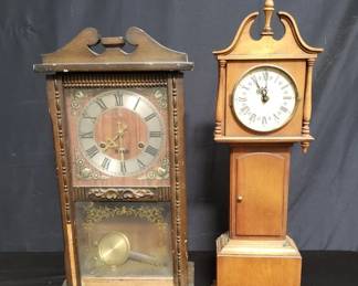 Lot # : 314 - Box of vintage mantel clocks
