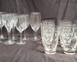 Lot # : 414 - Group of glasses
