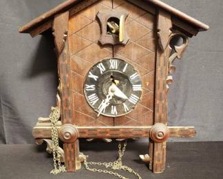 Lot # : 7 - Wood cuckoo clock
