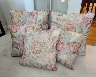 Decorative pillows with floral pattern
