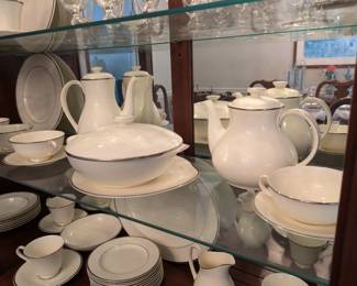 Royal Doulton 'Carolyn' china set