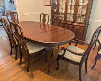 Jamestown Sterling dining table with 8 chairs, 2 extra leaves and protection pads included