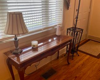 Console table, lamps