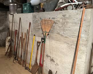 Various garden tools 
