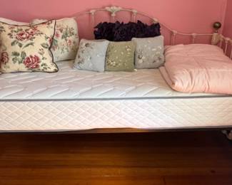 89. Metal Twin Day Bed 