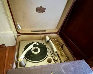 115. VIntage RCA Victor Record Player (18" x 18" x 10")