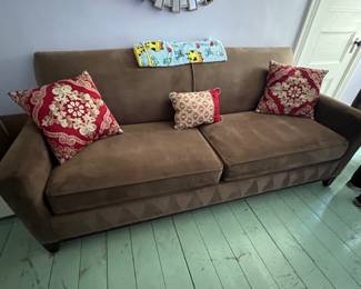 118. Rowe Sleeper Sofa (80" x 38" x 35")
