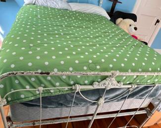 126. White Metal Full Bed (51"h)