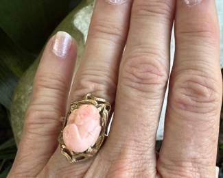 #57- $190 - 10 kt gold ring with coral face - 7.33gr - size 6.5