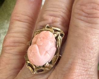 #57- $190 - 10 kt gold ring with coral face - 7.33gr - size 6.5