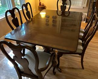 Gorgeous dining table and chairs