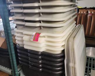 Lot (14) Plastic Bus Tubs With (7) Lids