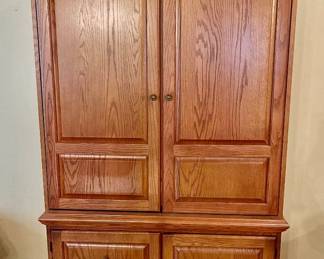 Lot 006-G: Entertainment Armoire #1

Features: Tall, Oak, 4-door Entertainment armoire

Dimensions: 45”W x 23”D x 82”H

Condition: Good Pre-Owned Condition
