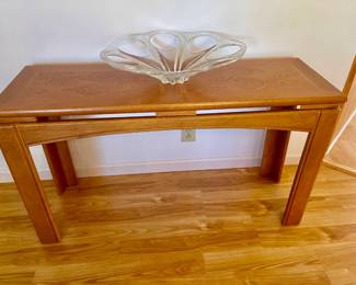 Lot 011-DR: Console Table with Glass Sculpture

Features: 
•	Wooden console table
•	Contemporary Glass Sculpture

Dimensions: 
•	Table: 48”W x 16”D x 27 ½”H
•	Sculpture: 20 ½” in Diameter x 5 ½”H

Condition: Good Pre-Owned Condition


