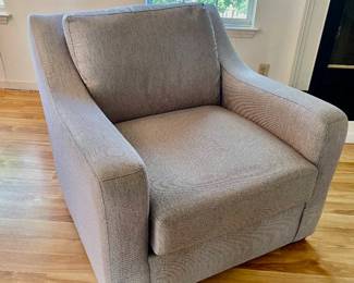 Lot 009-LR: Kroehler Easy Chair

Features: A stylish, comfortable and sturdy addition to your living room, study or den!
•	Gray upholstery
•	Storied Kroehler brand

Dimensions: 39”W x 42”D x 34”H at back; seat top is 20”

Condition: Very Good Pre-Owned Condition


