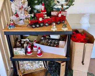 Lot 036-LOC: Holiday Lot

Features: An assortment of Christmas and Fall-themed holiday décor.

Condition: Items range from Fair-to-Good pre-owned condition.
