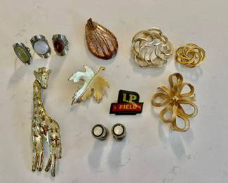 Lot 005-J: Costume Jewelry Potpourri

Features: A small assortment of pins, rings, pendants and more!


Condition: Items are generally in Good Pre-owned Condition. Please see photos for additional details.
