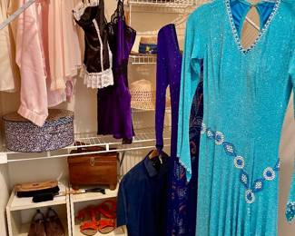 Lot 045-MBC: A Lady’s Closet

Features: 
•	Petite-sized slips and ballroom-dancing costumes
•	Island-vibe hats and tote, shoe shine box and more

Dimensions: N/A

Condition: Good pre-owned

