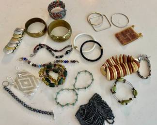 Lot 003-J: Costume Bracelet Collection

Features: 20 eclectic costume bracelets

Condition: Generally Good Pre-Owned Condition. Please see photos for additional details.
