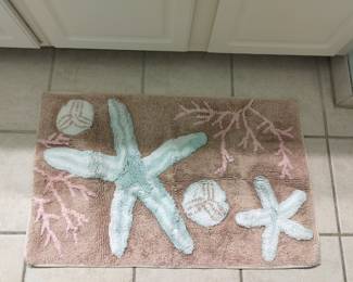 Bath rug with sea shells