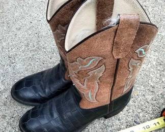 Girls Riding Boots: Small girls riding boots. Used twice. I don't know the size. My daughter was 9 years old when she wore these.