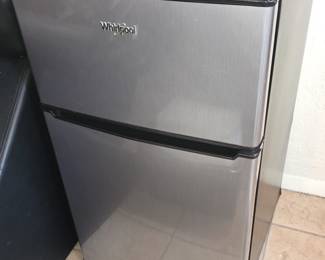 Mini refrigerator w freezer 