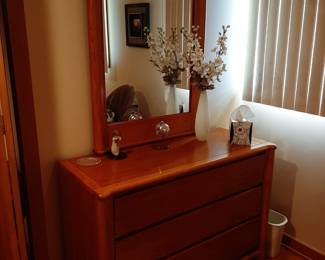 Dresser w/Mirror (Guest Bedroom)