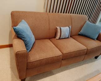 This Quality Flexsteel Sofa is Immaculate