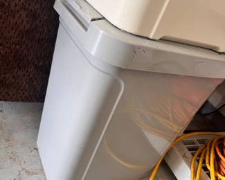 trashcans 2x