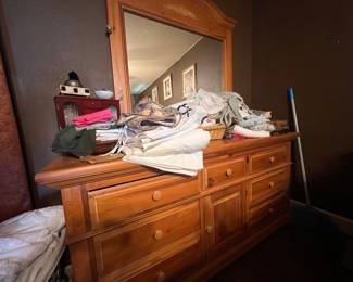 Triple dressed bedroom set piece very clean w mirror 