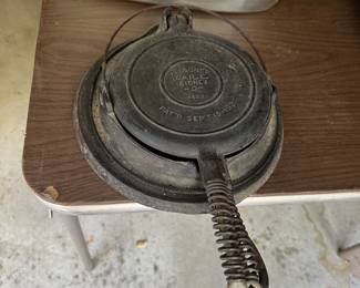 1925 series cast iron waffle maker with all of the parts