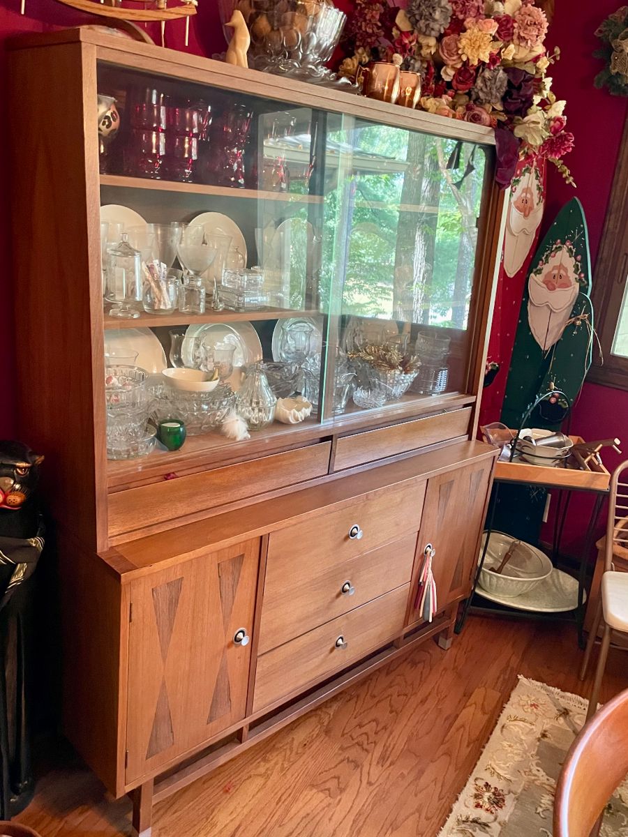 Stanley Mid Century China Cabinet, we have the table 4 chairs and the sideboard