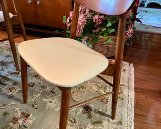 Stanley Mid Century China Cabinet, we have the table 4 chairs and the sideboard