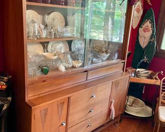 Stanley Mid Century China Cabinet, we have the table 4 chairs and the sideboard