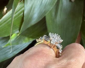 #52J - $850 - 2ctw cluster ring 10kt gold. 7.29 gr- Size 4.5.