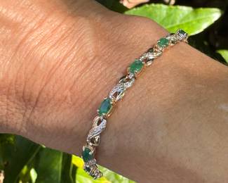 #45J - $400 - Emerald bracelet 10kt yellow gold. 5.3 gr. 7"inches long. 