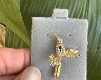 #46J - $220 - 14kt gold Hummingbird pin with sapphire & diamonds - 2.4gr. 