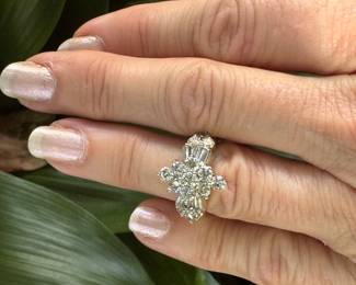 #52J - $850 - 2ctw cluster ring 10kt gold. 7.29 gr- Size 4.5.