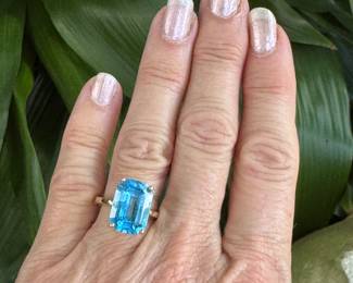 #56J - $280 14kt gold ring, blue topaz. 5.2 gr. Size 6 3/4