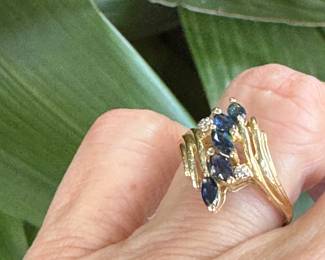 #55J - $220 - 14kt gold sapphires & diam ring. 3.gr size 7