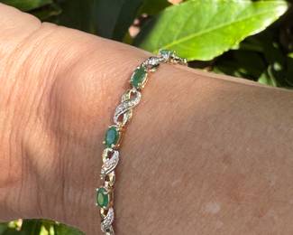 #45J - $400 - Emerald bracelet 10kt yellow gold. 5.3 gr. 7"inches long. 